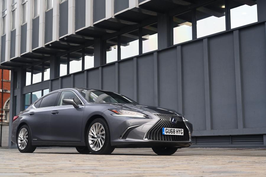  Lexus ES300h 2019 года  (UK) (фото 9 из 30)